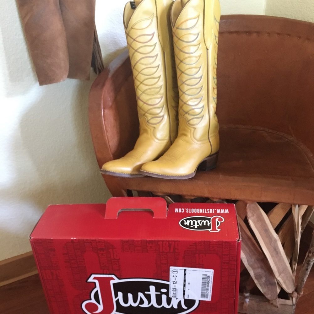 Women’s 6.5B vintage style yellow Justin Boots